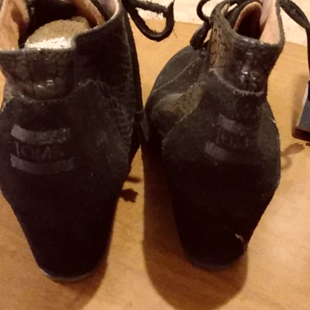 Shoes - Picture 2 of 6